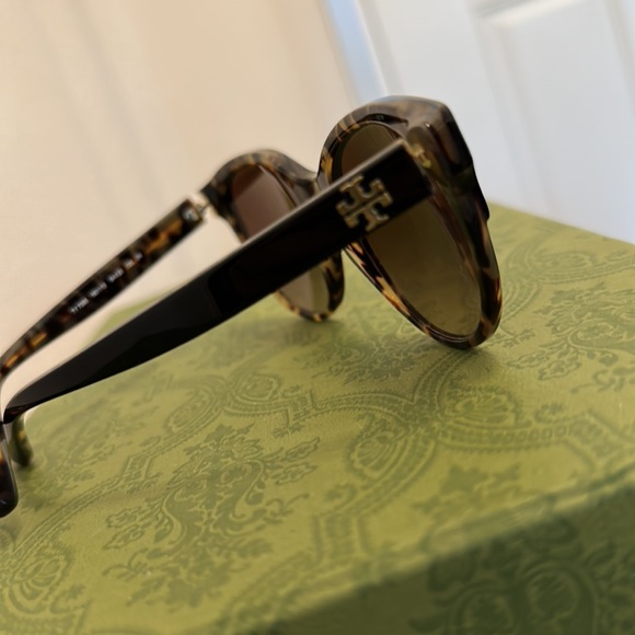 Reposh Tory Burch tortoise sunglasses - Picture 4 of 4